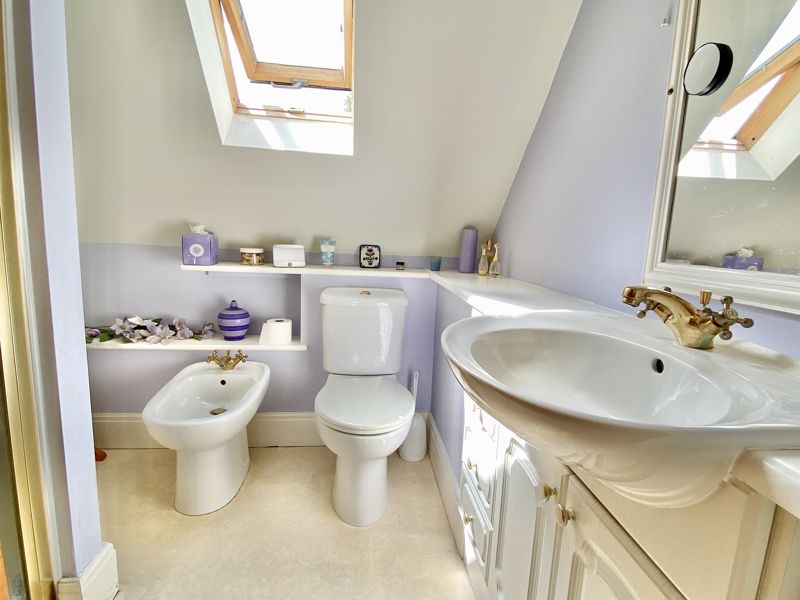 Master En-suite- click for photo gallery
